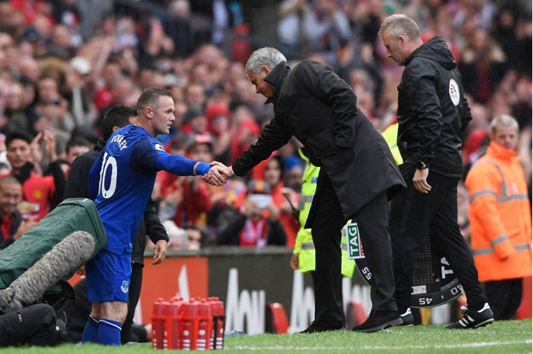 Evertonu četiri komada na Old Traffordu, a Rooneyu ovacije
