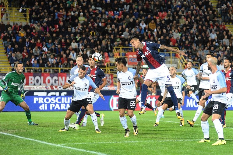 Inter iz penala u završnici spasio bod u Bologni