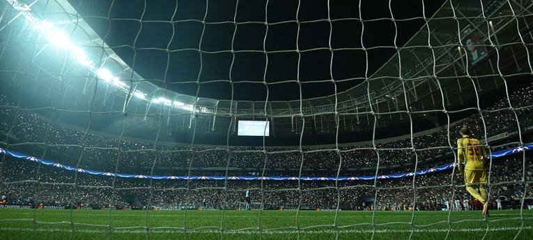 TURSKI LIGHT SHOW Bešiktaševi navijači osvijetlili stadion mobitelima nakon što se pokvarila rasvjeta
