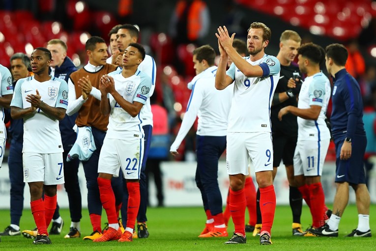 Englezi na Wembleyu slavili papirnate aviončiće pa ubili reprezentaciju na Twitteru: "Tko ovo može gledati!?"