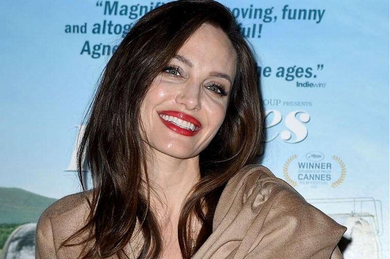 Angelina Jolie stigla na premijeru prekrivena "dekom"