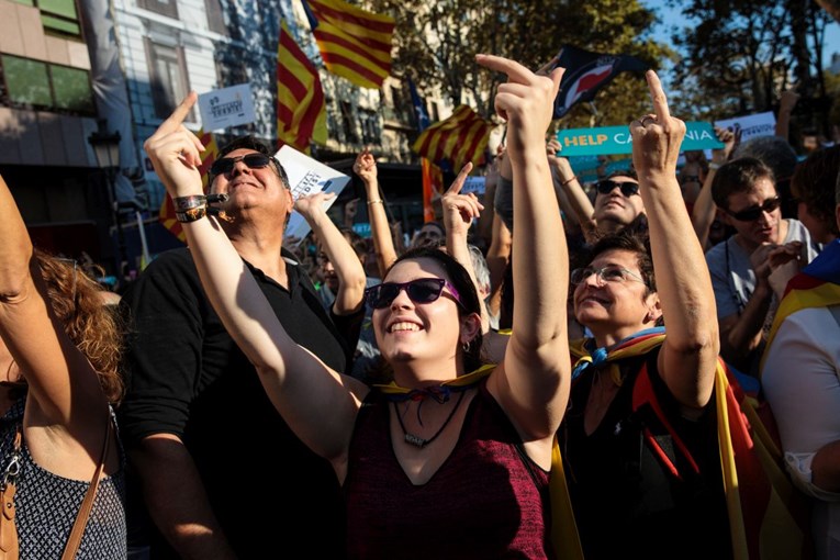 MASOVNI PROSVJEDI U KATALONIJI Puigdemont: Ne prihvaćamo mjere Madrida