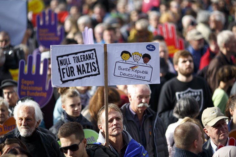 U Berlinu tisuće ljudi na ulicama, prosvjeduju protiv ekstremne desnice i rasizma