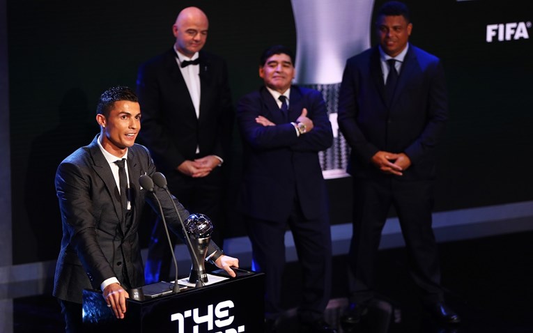MARADONA KROZ SMIJEH "Ronaldo tvrdi da je najbolji svih vremena? Poručite mu da se ne šali"