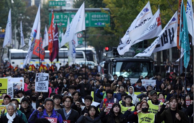 Tisuće ljudi na ulicama Seula prosvjeduju protiv Trumpa