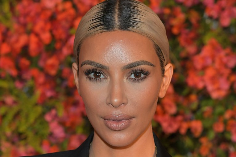 Je li moguće da je Kim Kardashian opet potpuno promijenila look?