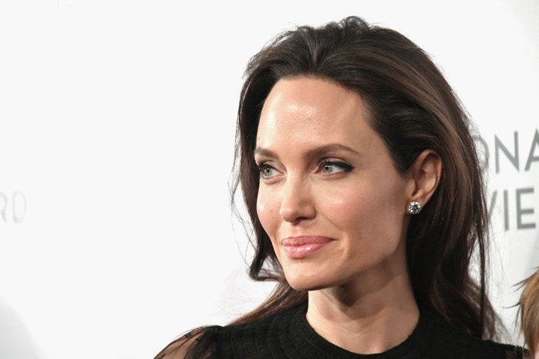Ni Angelina nije odoljela prozirnim haljinama za kojima lude slavne žene