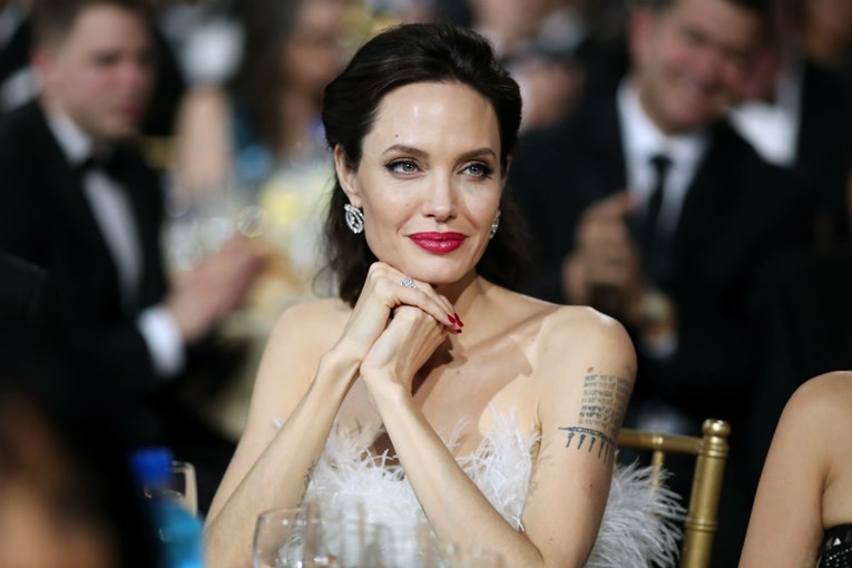 Angelina u romantičnoj bijeloj haljini opet pokazala koliko joj razvod godi