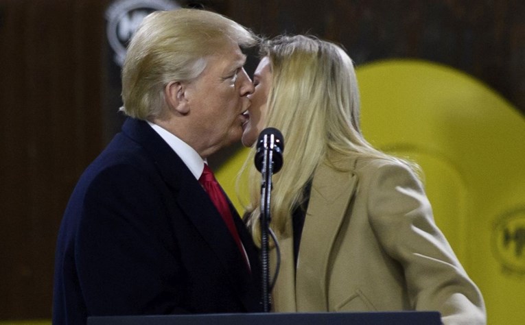 "Ljubi je otvorenih usta": Amere uznemirila pusa Donalda i Ivanke, snimka otkriva što se dogodilo