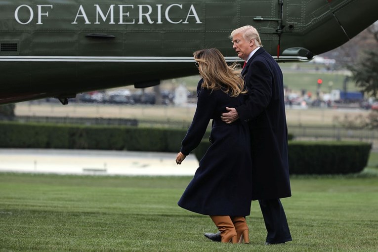 Melania Trump se spotaknula i skoro poljubila travu
