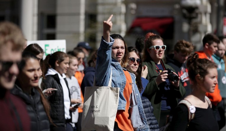 Tisuće učenika na ulicama SAD-a, traže strože zakone za oružje