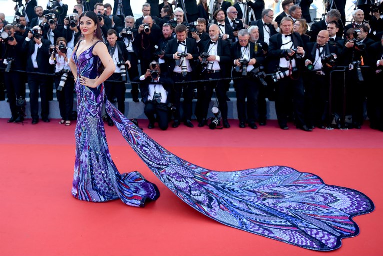 Bolivudska ljepotica pokorila Cannes u haljini u koju je uloženo 3000 sati rada
