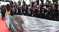 Slavna manekenka pomela je crveni tepih u Cannesu u haljini s najdužim šlepom koji smo vidjeli