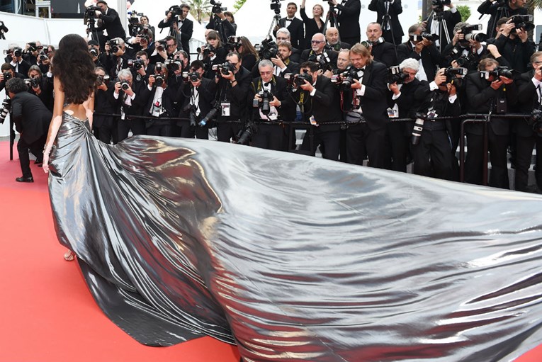 Slavna manekenka pomela je crveni tepih u Cannesu u haljini s najdužim šlepom koji smo vidjeli