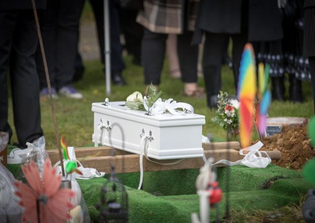 "Mirno spavaj, djevojčice": Na pokop bebe za kojom nitko nije tugovao došle stotine ljudi