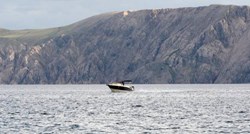 Zadarska policija uhvatila osam osoba kako glisiraju u blizini obale