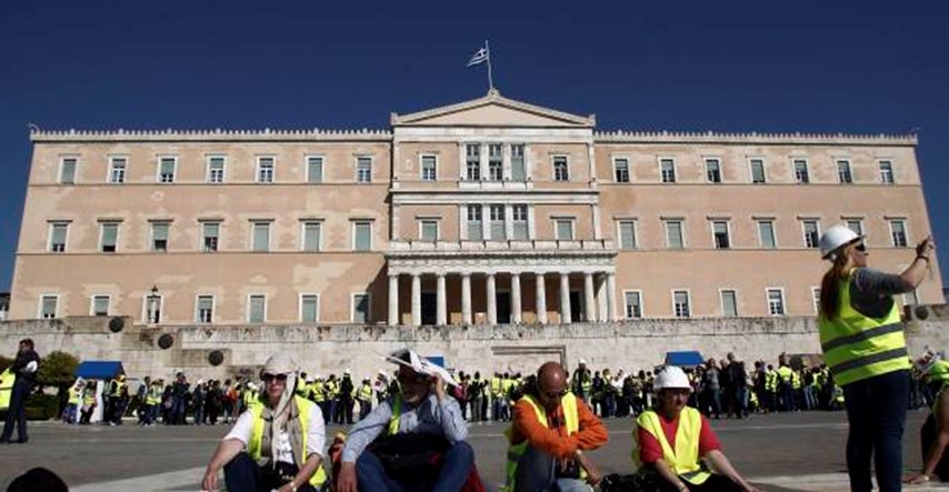 Grčki parlament "ispravlja nepravdu" i na posao vraća oko 4000 javnih službenika