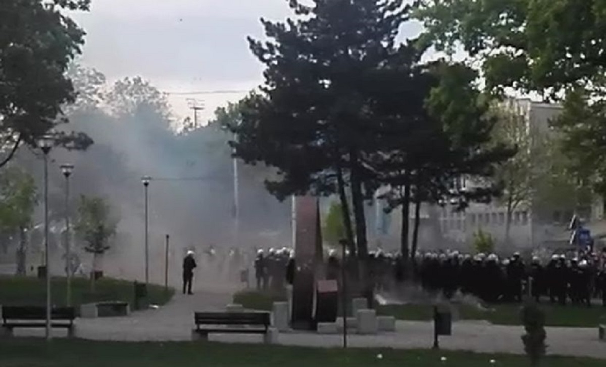KAOS U BEOGRADU Policija puca na Grobare koji je kamenuju, kasni derbi Zvezde i Partizana