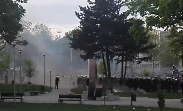 KAOS U BEOGRADU Policija puca na Grobare koji je kamenuju, kasni derbi Zvezde i Partizana