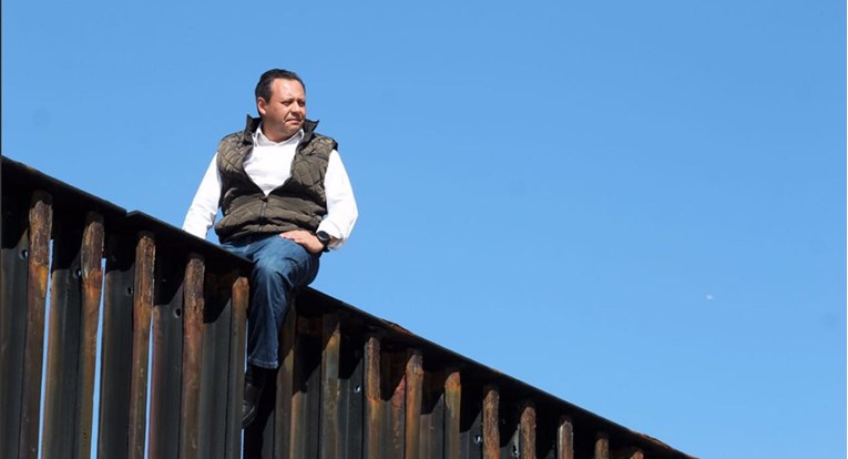 VIDEO "Trumpova ograda je totalna glupost", poručio je Meksikanac koji se (ne zna se kako) popeo na nju