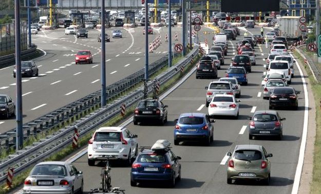 Oprezno na cestama! Zapalio se automobil na Jadranskoj magistrali, nesreća na A1 usporava promet