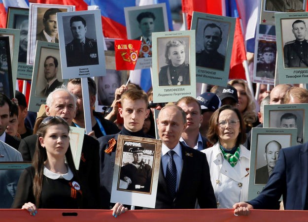 Putin s očevom fotografijom u ruci predvodio povorku s 250.000 ljudi u Moskvi