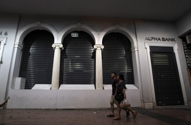 Grčka vlada produljila je datum do kojeg će banke biti zatvorene, moguće i spajanje banaka