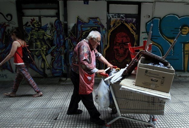 Potresne slike iz Atene: Nose radnu odjeću, a u smeću traže hranu i otpad koji mogu prodati