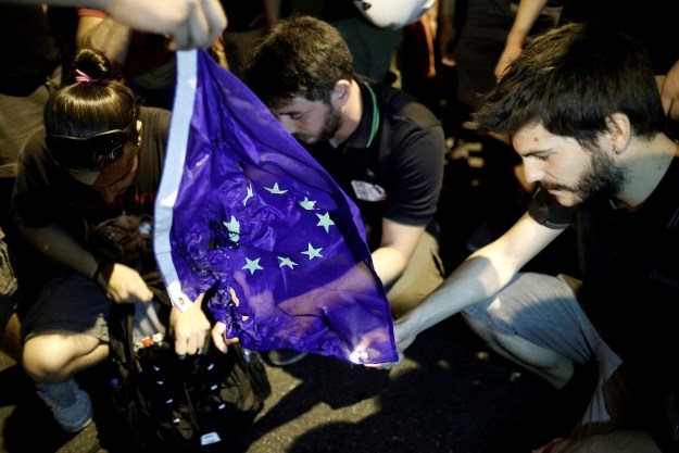 Evo kako je Atena izgledala sinoć: Na velikom slavlju spalili EU zastavu