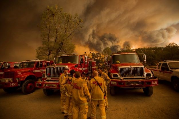 Kalifornija gori: Poginuo vatrogasac, proglašeno izvanredno stanje
