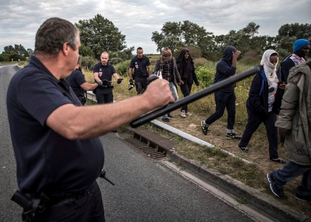 Zbog izbjeglica na tračnicama poremećen promet šest Eurostarova na ulazu La Manche