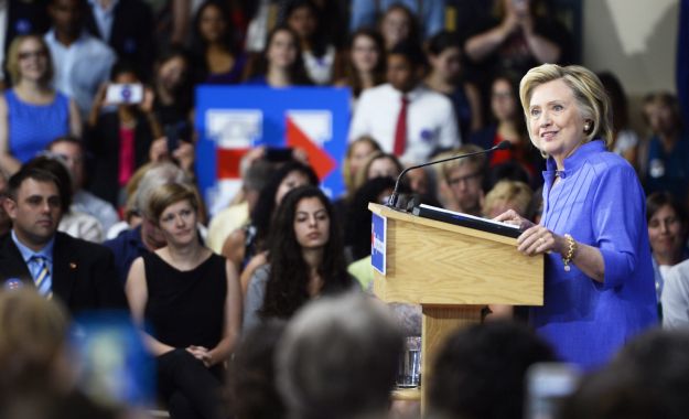 Hillary Clinton poslala i primila stotinjak mailova s povjerljivim informacijama