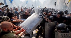 Policajac ubijen pred parlamentom u Ukrajini, više od 100 ranjenih
