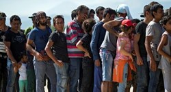 Na Lesbos stigle tisuće izbjeglica, maloljetnici ih gađali Molotovljevim koktelima