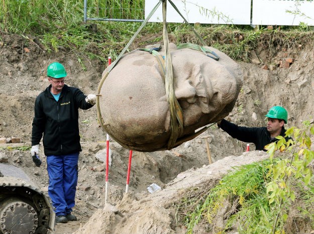 Ukrajina se rješava sovjetskog nasljeđa, uklonili 1320 kipova Lenjina