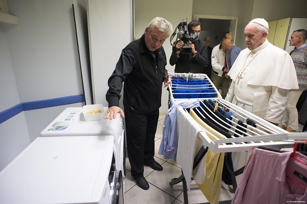 U Rimu pogođenom hladnoćom Papa beskućnicima dijelio vreće za spavanje