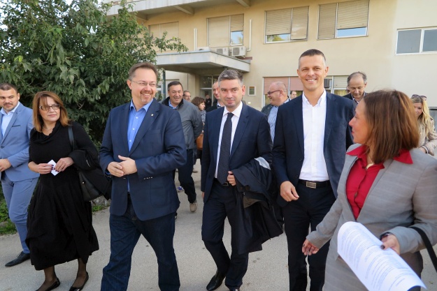 Varga obišao gradilište nove bolnice u Puli pa građanima dijelio pršut i zaplesao