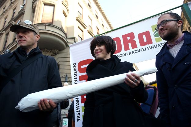 Holy donijela ogroman joint i poručila: "Treba nam potpuna  legalizacija konoplje"