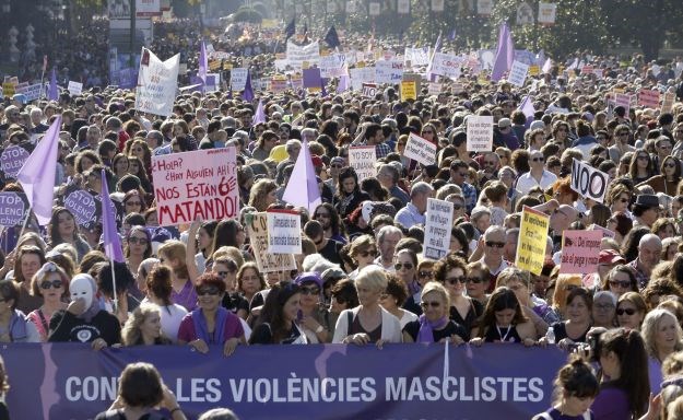 Deseci tisuća Španjolaca izašli na ulice kako bi osudili nasilje protiv žena