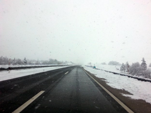 Kolnici mokri i skliski, ima i snijega, vjetar stvara probleme - pogledajte koje ceste su zatvorene