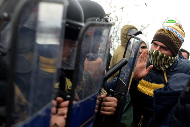 Kaos na granici: Makedonci suzavcem i omamljujućim granatama na izbjeglice
