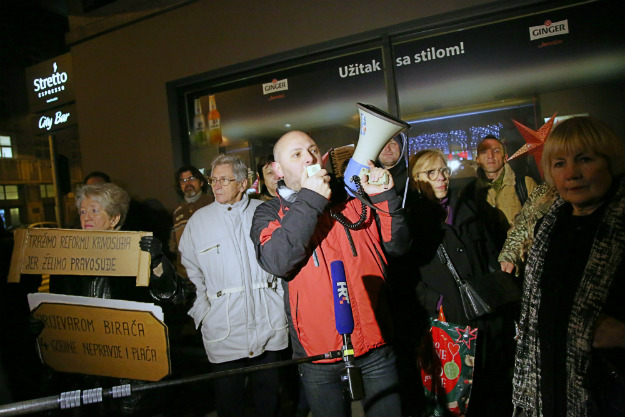 Stotinjak prosvjednika pred Kolindinim domom tražilo nove izbore