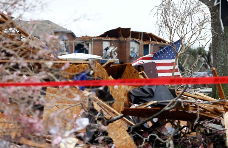 Oluje na jugu SAD-a usmrtile najmanje 18 osoba