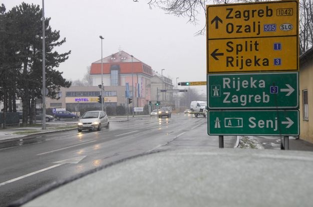 Policija upozorava vozače u Karlovcu: Ne možete voziti kao da ne pada snijeg