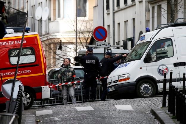 Napadač u Parizu nosio papir sa zastavom Islamske države, policija slučaj istražuje kao terorizam