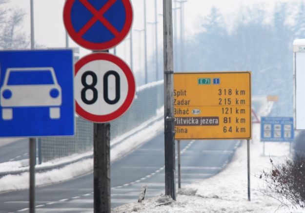 Vozači, oprez: Snijeg u Slavoniji, diljem zemlje moguća poledica
