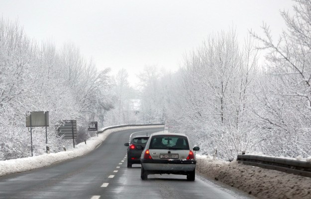 Vozači, oprez! U Gorskom Kotaru i Lici zimski uvjeti na cestama, vjetar i snijeg otežavaju promet