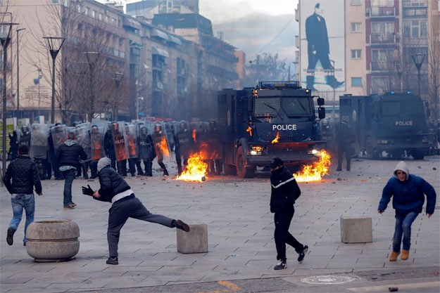 Kaos u Prištini, gorjela zgrada vlade, policija se sukobila s prosvjednicima: Ima ozlijeđenih i uhićenih