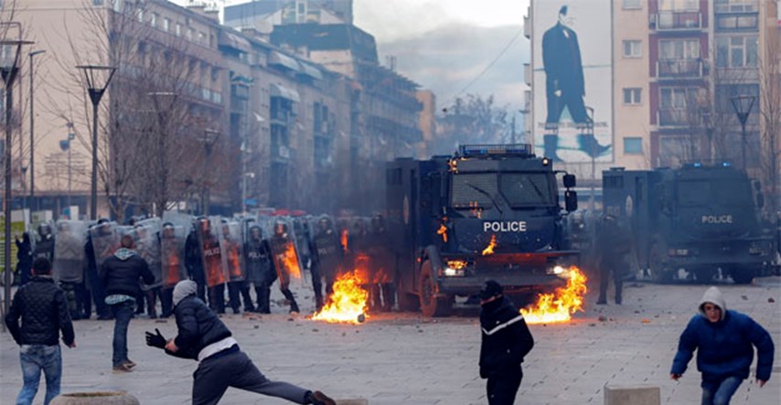 Kaos u Prištini, gorjela zgrada vlade, policija se sukobila s prosvjednicima: Ima ozlijeđenih i uhićenih