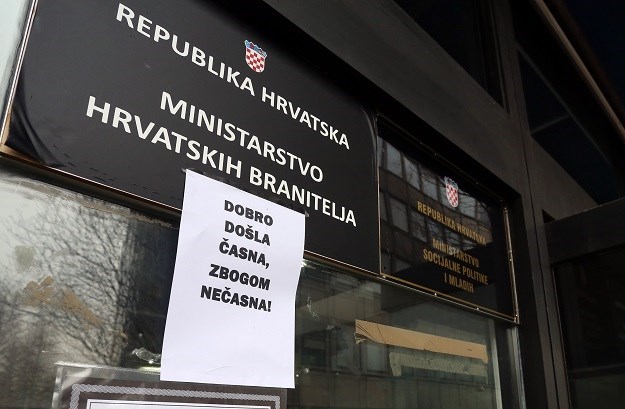 Milanki Opačić na zgradi ministarstva ostavili uvredljivu poruku